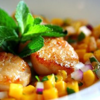 Seared Scallops with Tropical Fruit Salsa