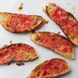 Spanish-Style Tomato Toast with Garlic and Olive Oil