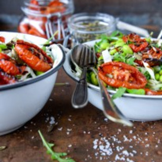 Spidskålssalat med langtidsbagte tomater og edamamebønner