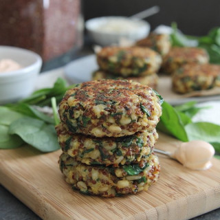 Spinach and cheddar quinoa cakes with creamy buffalo dip