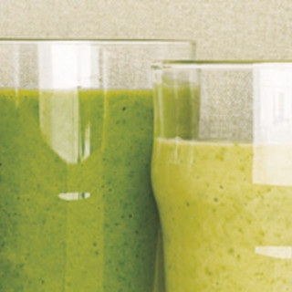 Spinach Smoothie With Avocado and Apple