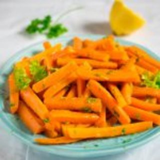 Steamed carrots with lemon and parsley, light and simple