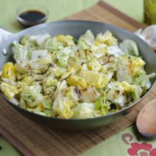 Stir-fried cabbage with garlic