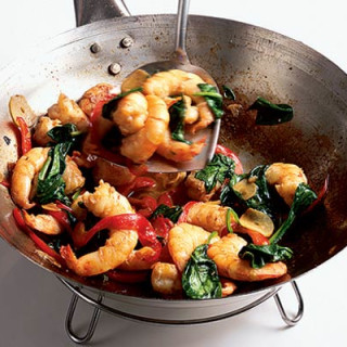 Stir-fry prawns with peppers and spinach