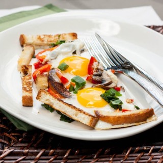 Sunny Side Up Eggs with Mushrooms, Tomatoes and Onions (???????)