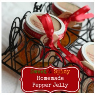 Sweet &amp; Spicy Homemade Pepper Jelly
