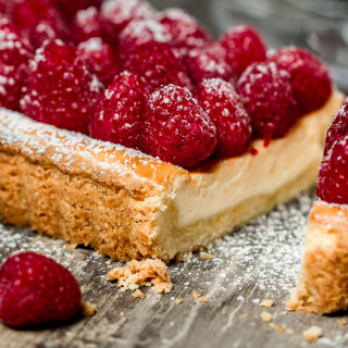 Tarte with Cheesecake and Raspberry Filling