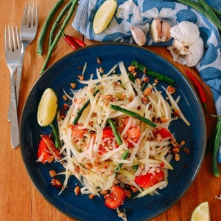 Thai Green Papaya Salad: Quick &amp; Easy Recipe!