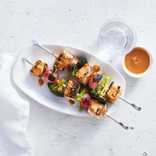 Tofu-veggie kebabs with peanut-sriracha sauce