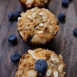 VEGAN BLUEBERRY (OR RASPBERRY) MUFFINS WITH OAT AND ALMOND CRUMBLE