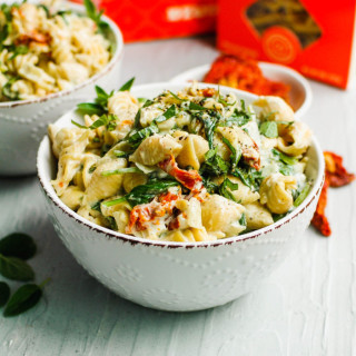 Vegan Creamy Pasta with Sun-dried Tomatoes and Spinach