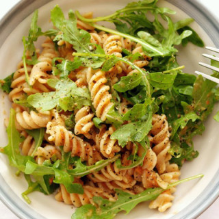 Wholewheat pasta with raw tomato sauce and rocket