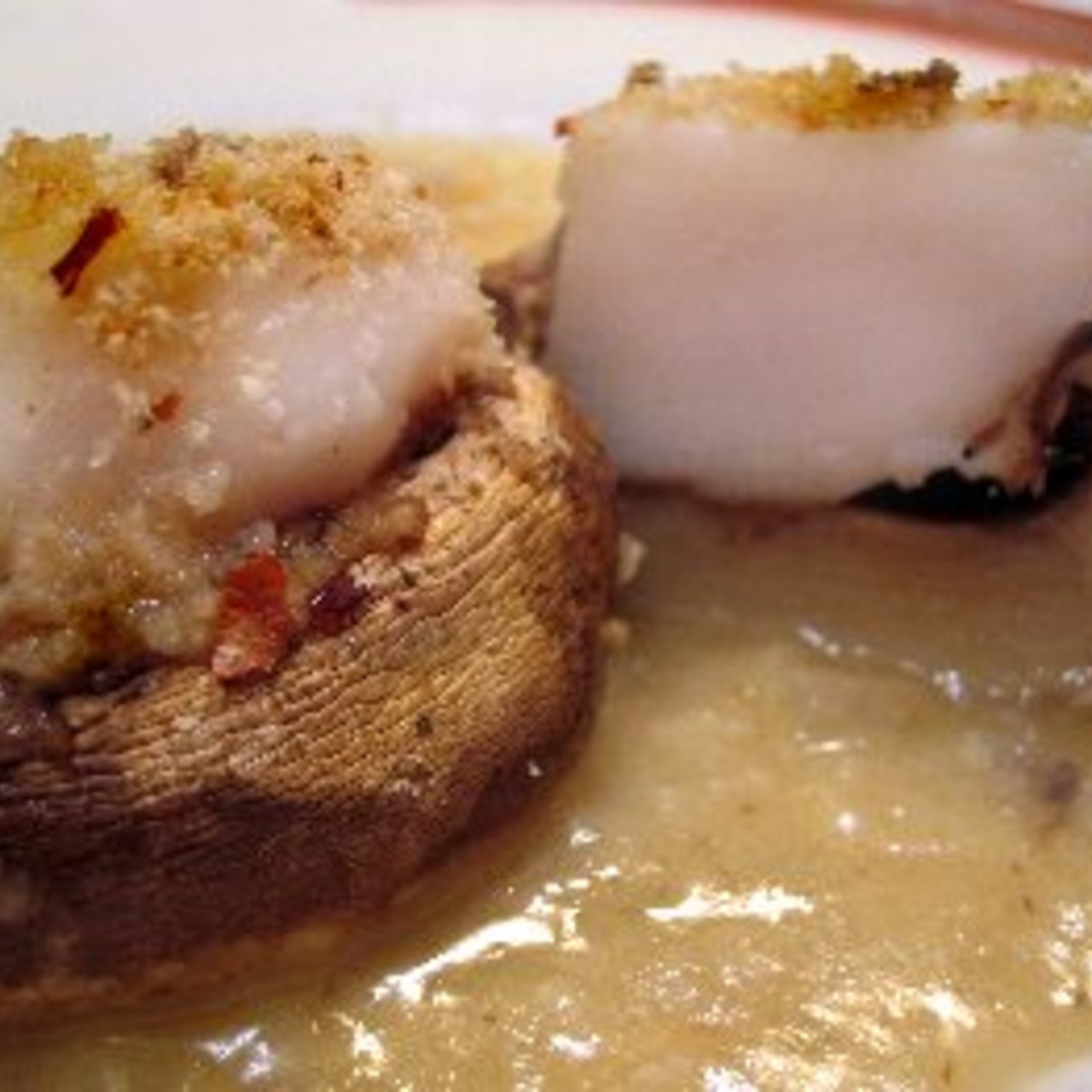 Baked Scallops and Mushrooms in Garlic Sauce