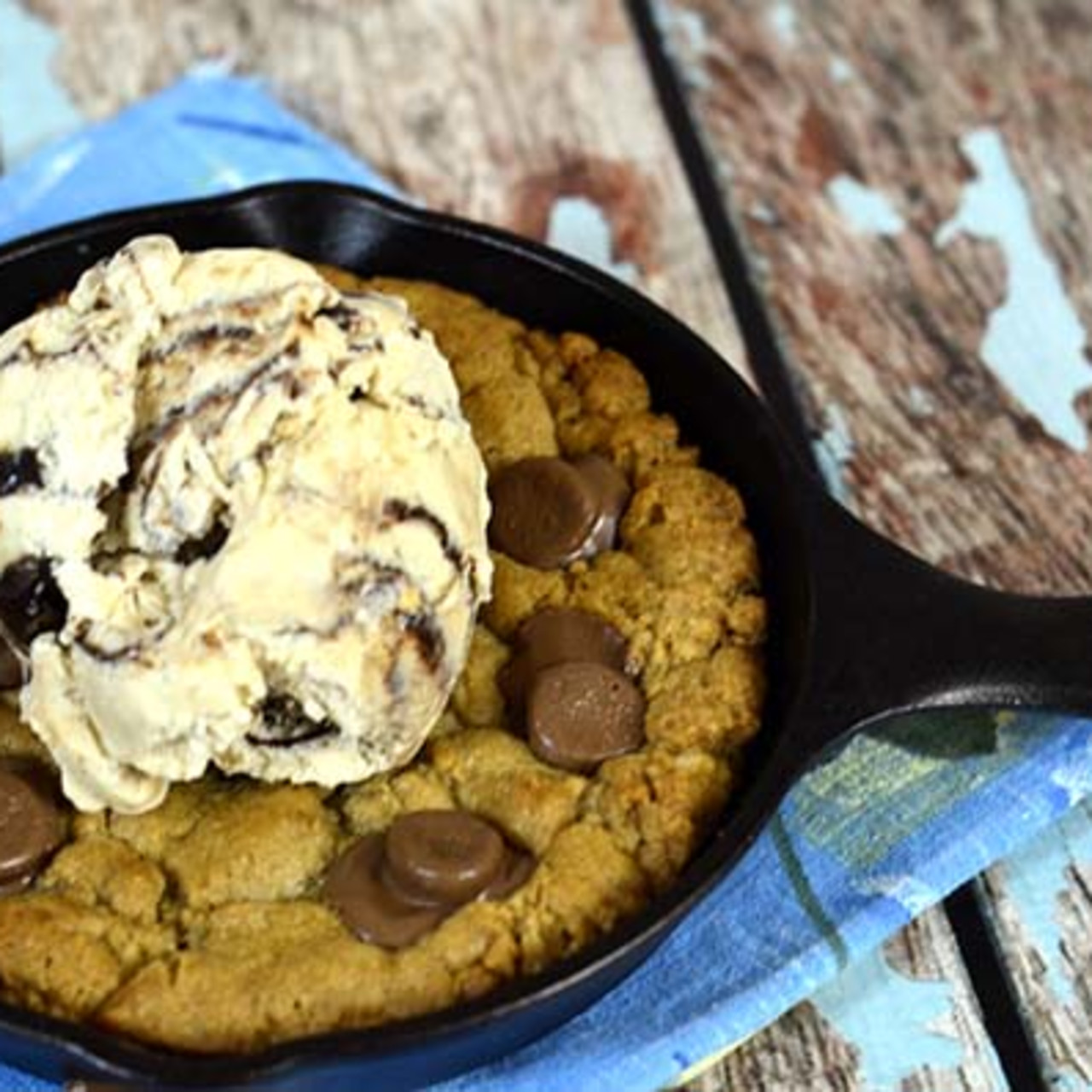 Cast Iron Chocolate Chip Cookie - Copycat BJ's Chocolate Chip Pizookie