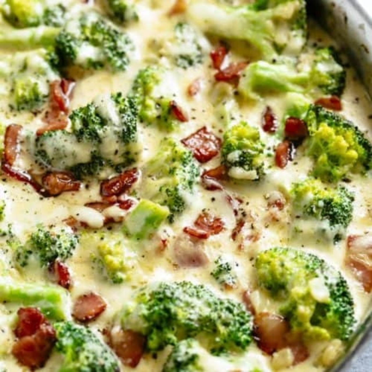 CREAMY GARLIC PARMESAN BROCCOLI & BACON