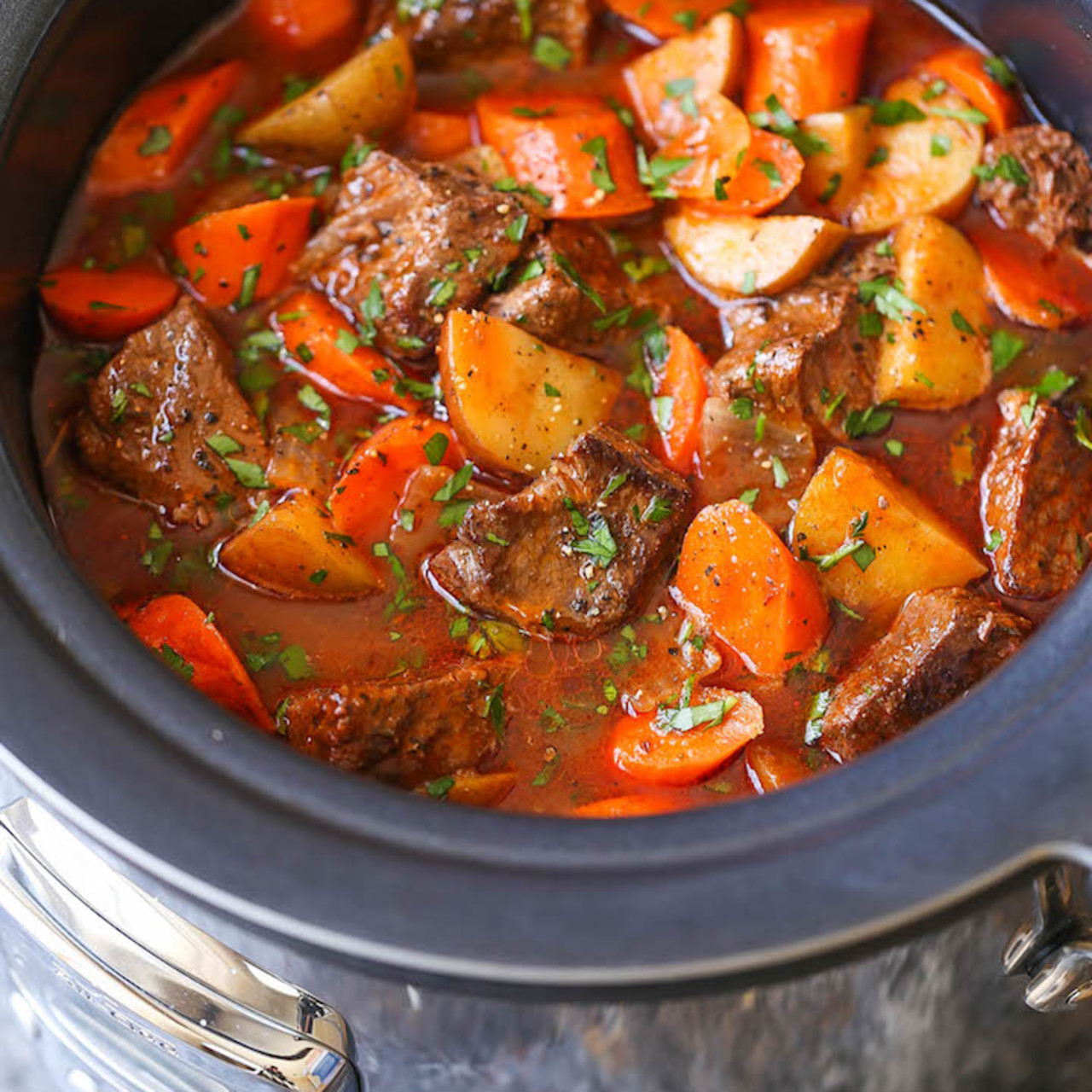 Мясо в мультиварке редмонд. Slow Cooker Beef Stew. Блюда в мультиварке. Блюда из мультиварки. Айнтопф из говядины.