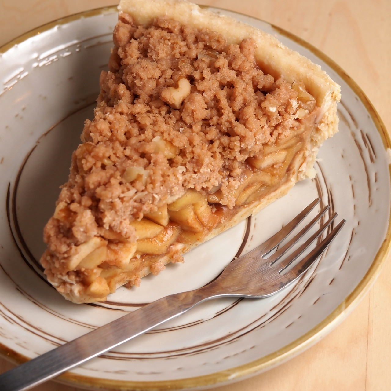 Deep Dish Apple Pie With Brandy Pecan Crumb Topping