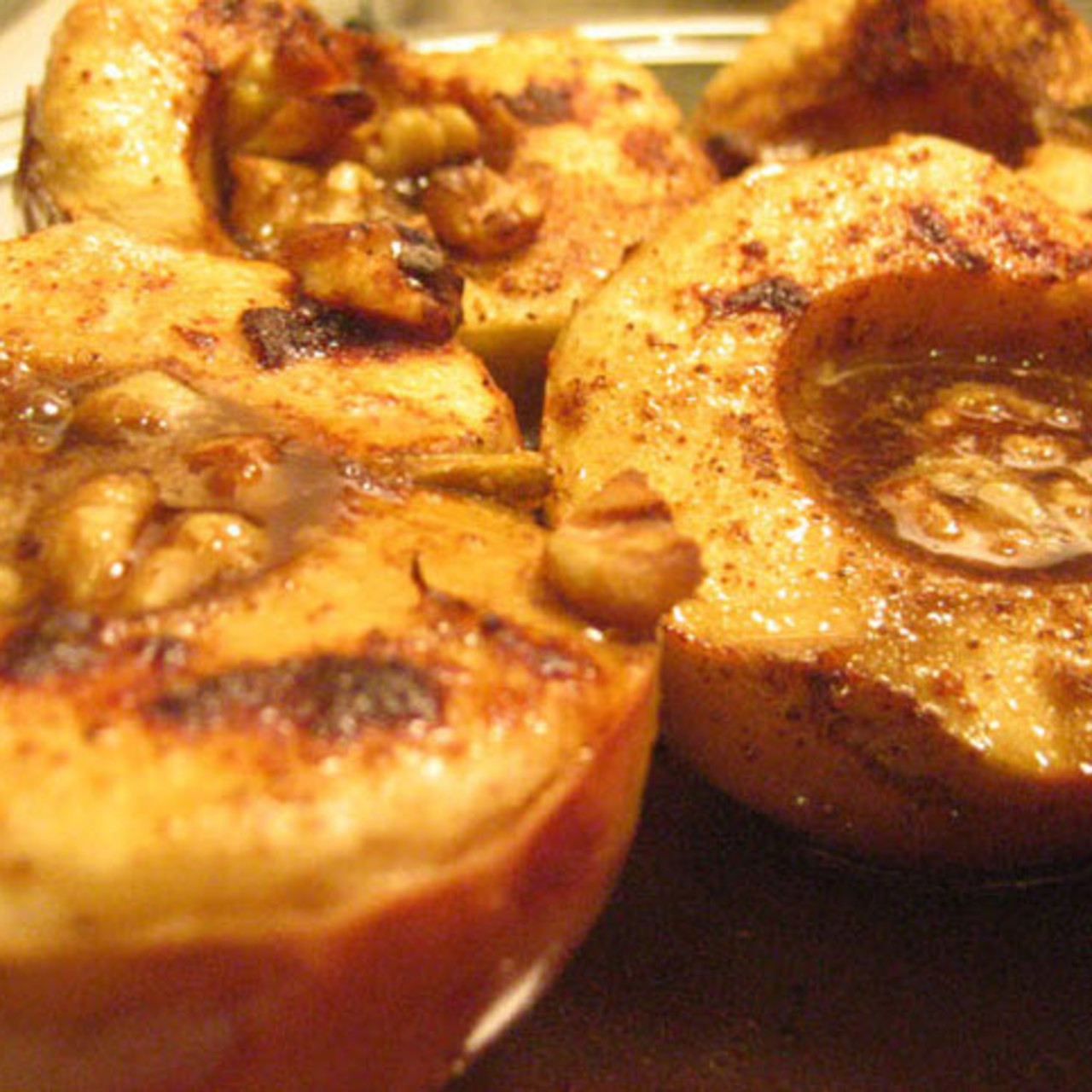 Яблоки запеченные в духовке с медом и корицей. Яблоки запеченные в тесте на сковороде. Печеное. Запеченные кольца яблок.