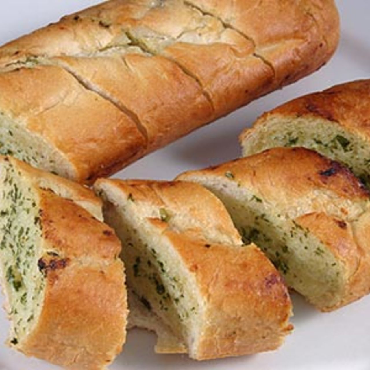 Хлеб чесночный в духовке в домашних условиях. Багет с чесночным маслом и зеленью. Чесночный хлеб. Хлеб с зеленью. Батон с чесноком и зеленью.