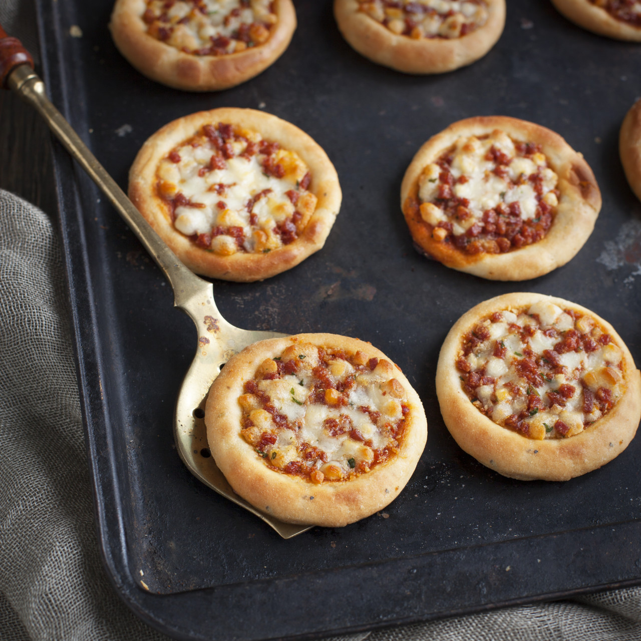 мини пиццы в духовке из дрожжевого теста в домашних условиях рецепт с фото пошаговый фото 116