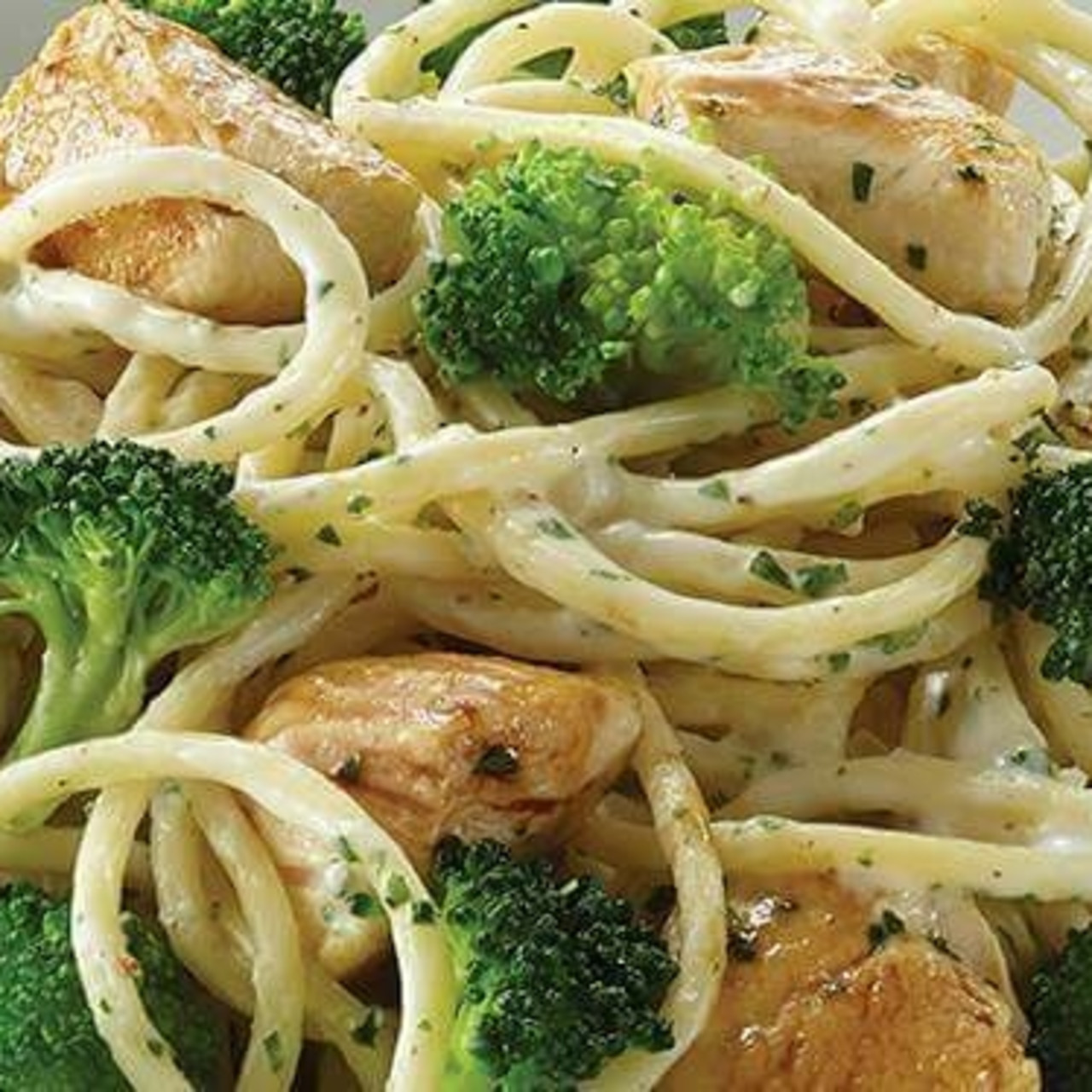 Spaghetti al brócoli con pollo