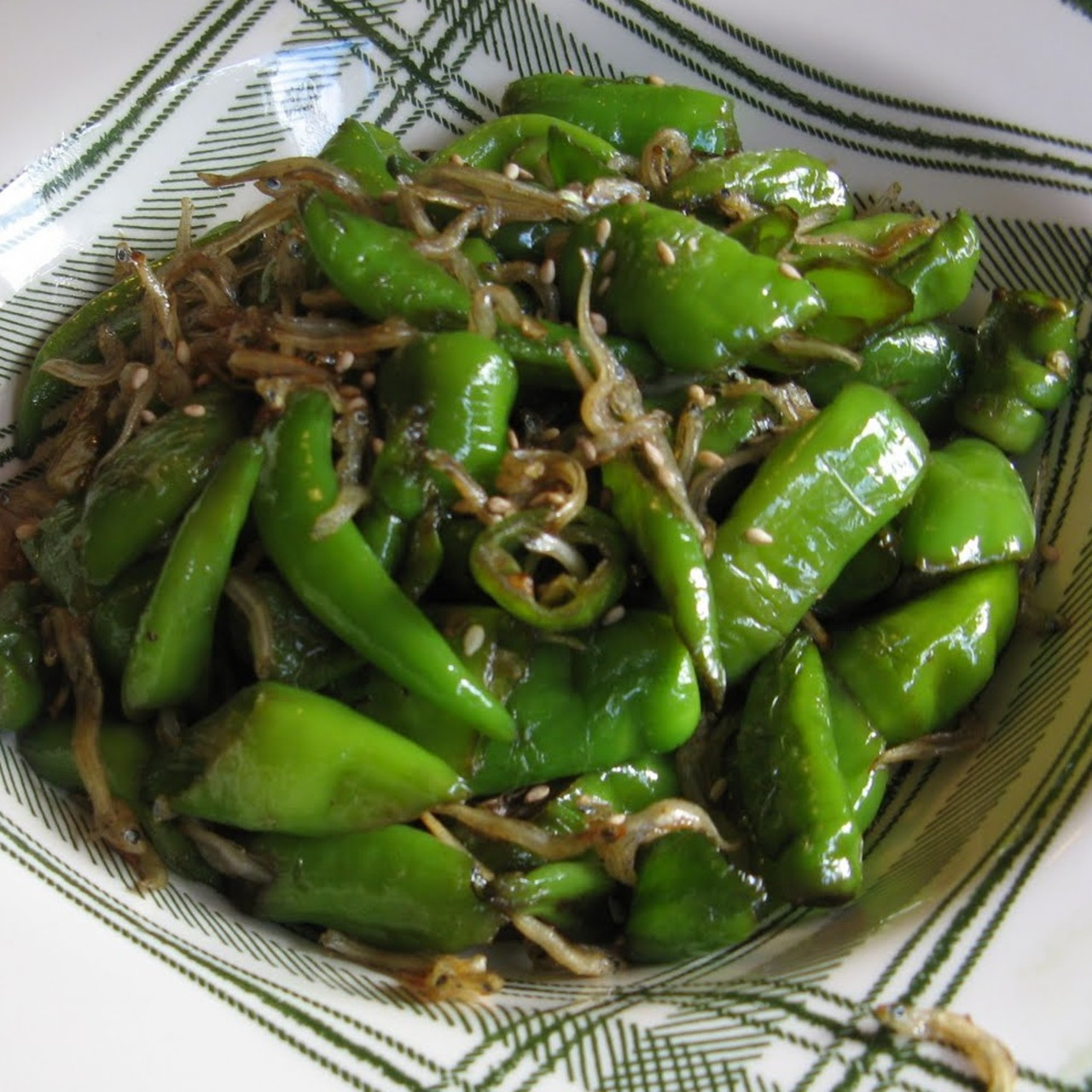 Stir Fry Shishito Pepper & Dried Anchovy (Kkwarigochu 꽈리고추 Myulchi Bokkeum)
