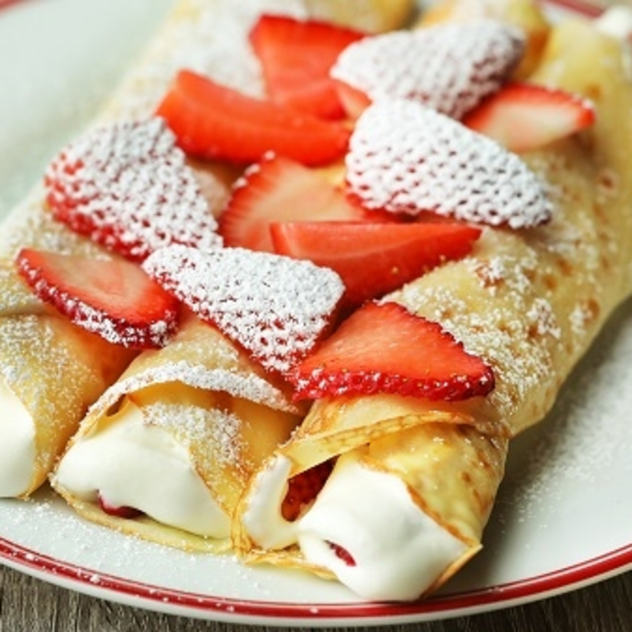 STRAWBERRIES & CREAM CREPES