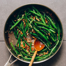 1-Pan Garlicky Green Beans with Slivered Almonds