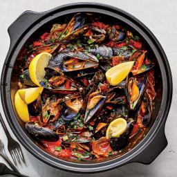 15-Minute Mussels in Spicy Tomato Sauce
