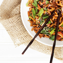 15 Minute Spicy Udon and Vegetable Stir Fry