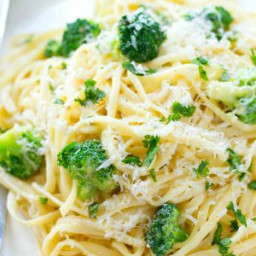 20-Minute Broccoli Garlic Fettuccine Alfredo