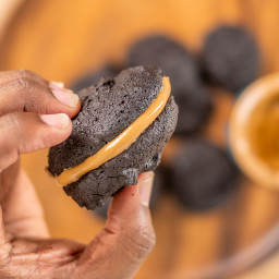 4-Ingredient Vegan Cookies Recipe With Chocolate