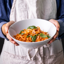 5-ingredient creamy tomato and basil pasta