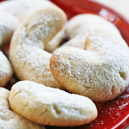 almond-crescent-cookies-2699961.jpg