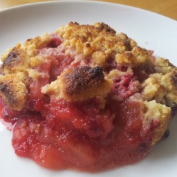 Apple and red berries crumble