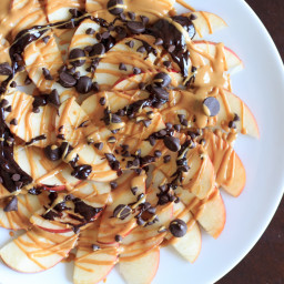 Apple nachos with peanut butter and chocolate