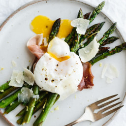 Asparagus with Poached Egg and Prosciutto