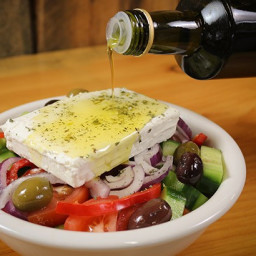 Authentic Greek Salad (Horiátiki Salata)