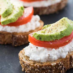 Avocado Toast with Cottage Cheese and Tomatoes