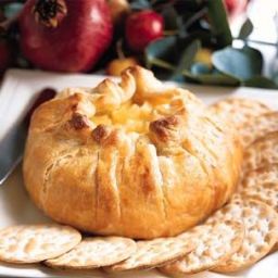 baked-brie-en-croute-with-apple-com.jpg