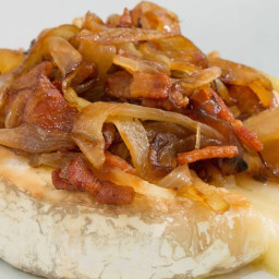 Baked Brie with Bacon and Caramelized Onions