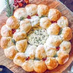Baked Camembert and Bread Wreath
