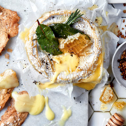 Baked camembert with honey, granola and rye crackers