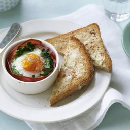 Baked egg with ham and spinach