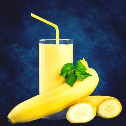 banana-smoothie-with-milk-2988251.jpg