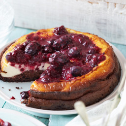 Banting cheesecake with berry coulis crust