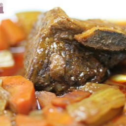Beef short ribs in ancho-pasilla sauce (Costillas cortas de res en salsa de