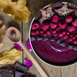 BEETROOT AND BLUEBERRY SMOOTHIE BOWL WITH SUPERFOOD RAW CHOCOLATE