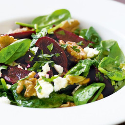 Beetroot, baby spinach and goat's cheese salad