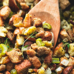BEST Ever Easy Thanksgiving Stuffing